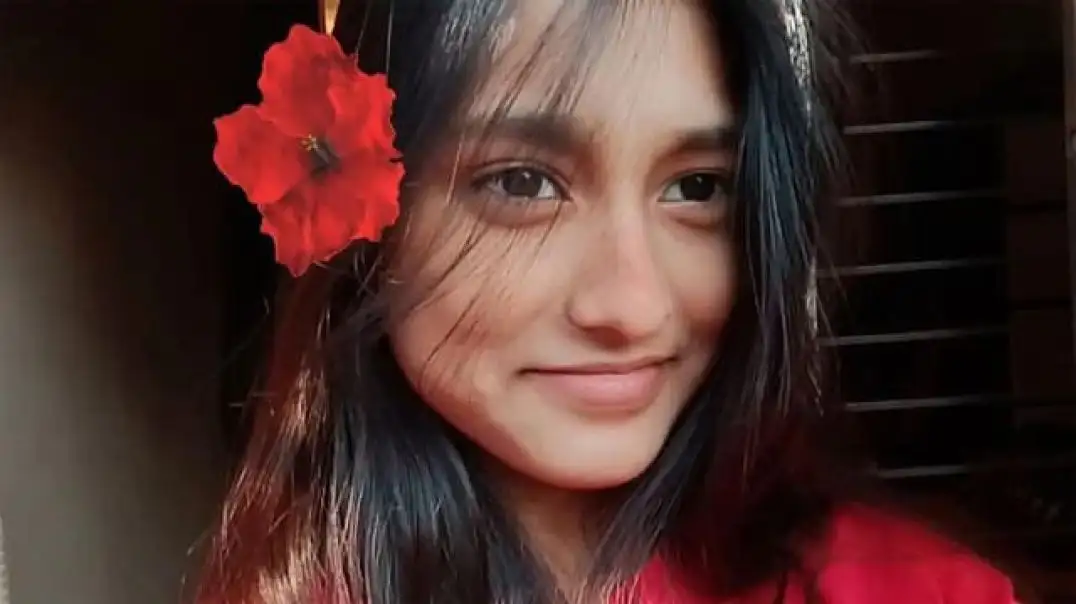 Hot Desi Girl Shows Her Wet Pussy & Boobs