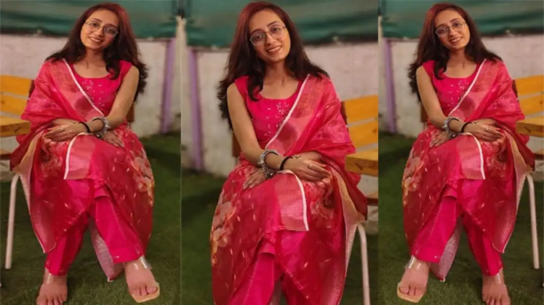 Hot Indian Girl Rubbing Her Wet Pussy Secretly