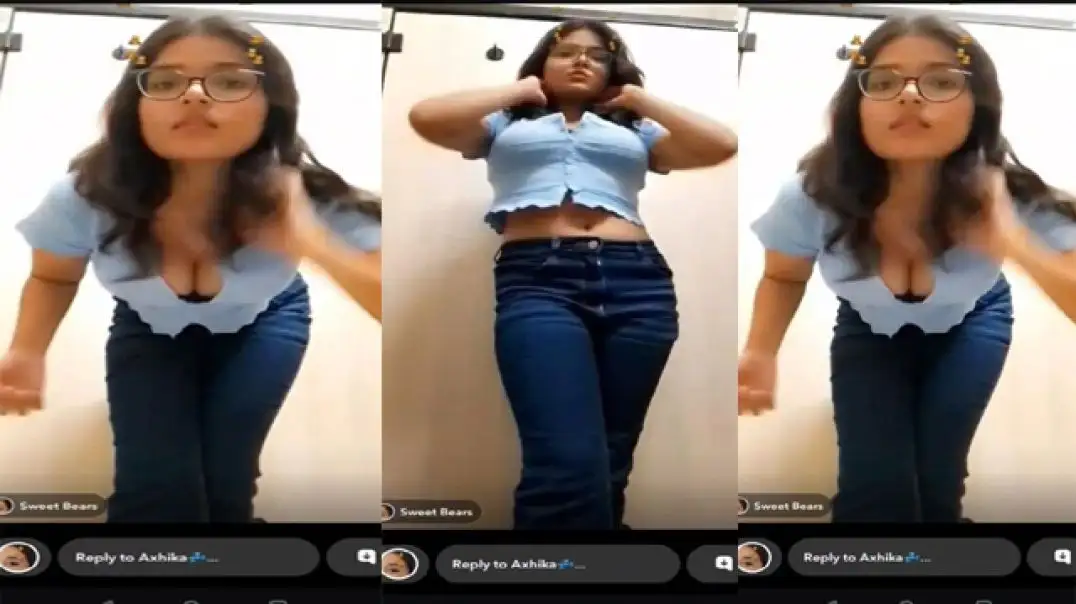 Desi girlfriend showing big boobs on Snapchat Hot private moments!